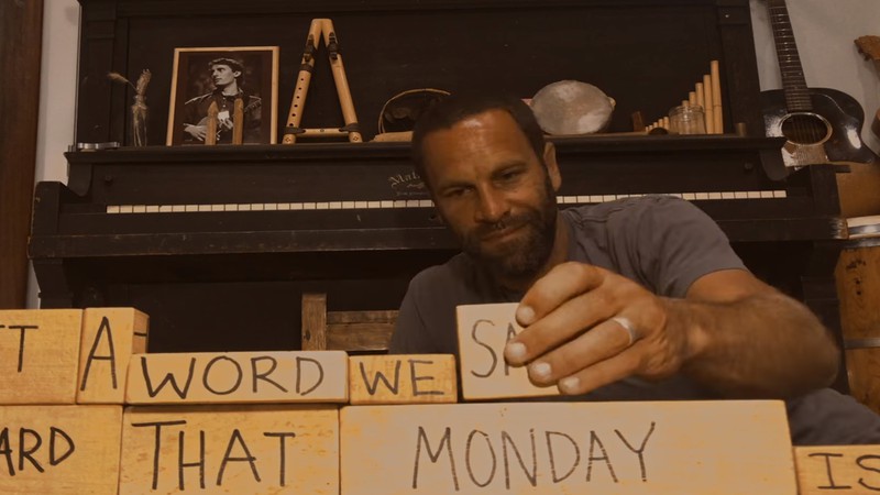 Jack Johnson no clipe de "My Mind Is for Sale" - Reprodução