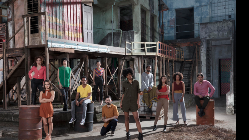 <i>Da esquerda para direita</i>: Laila Garin, Bianca Comparato, Maria Flor, Michel Gomes, Fernanda Vasconcellos, Rodolfo Valente, Vaneza Oliveira, Samuel de Assis, Cynthia Senek, Thais Lago e Bruno Fagundes. - Pedro Saad/Netflix