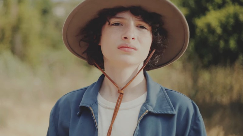 Finn Wolfhard no videoclipe de "Sonora" - Reprodução/Vídeo