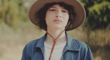 Finn Wolfhard no videoclipe de "Sonora" - Reprodução/Vídeo