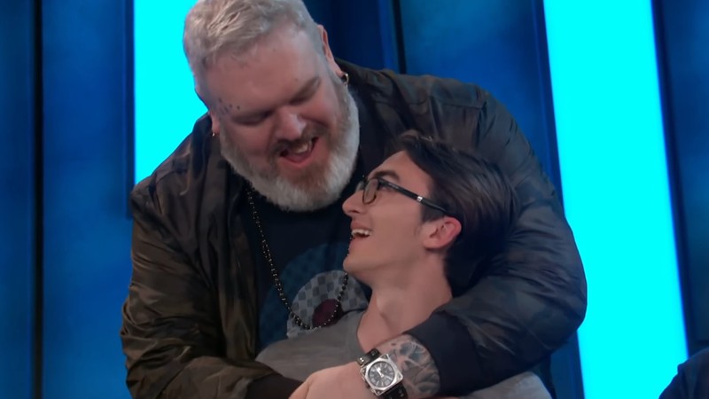 Isaac Hempstead Wright e Kristian Nairn, interprétes de Bran Stark e Hodor, respectivamente, em <i>Game of Thrones</i> - Reprodução/Vídeo