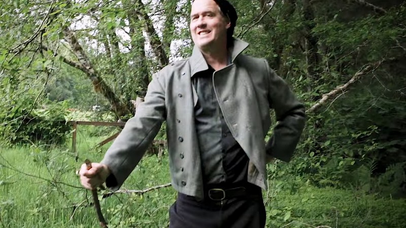 Krist Novoselic, em clipe da música “Sasquatch”, do Giant in the Trees - Reprodução/Vídeo