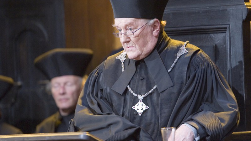 Robert Hardy como Cornélio Fudge, o Ministro da Magia de <i>Harry Potter</i> - Reprodução