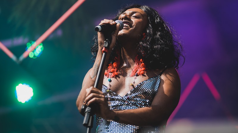 Liniker e os Caramelows durante performance no Coala Festival 2017, em São Paulo - Welsey Allen/IHateFlash/Divulgação