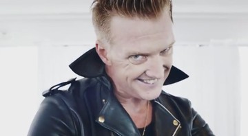 Josh Homme no clipe de "The Way You Used to Do", do Queens of the Stone Age - Reprodução