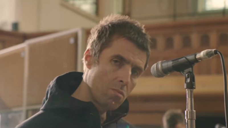 Liam Gallagher em videoclipe de "For What It's Worth" - Reprodução/Vídeo