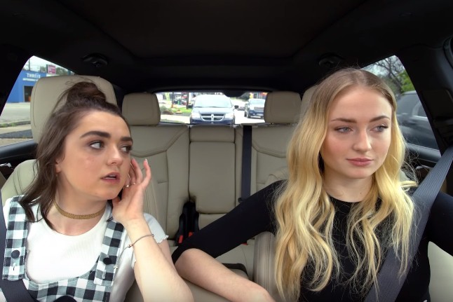 Maisie Williams e Sophie Turner em episódio do <i>Carpool Karaoke</i> - Reprodução