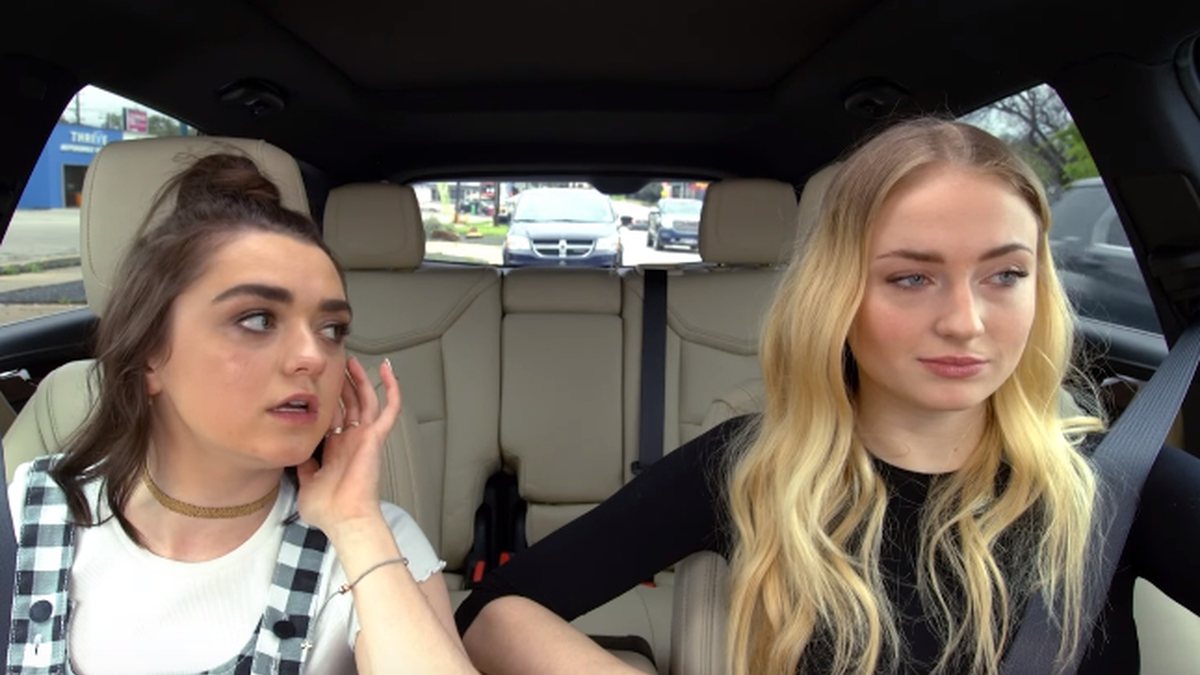 Maisie Williams e Sophie Turner em episódio do <i>Carpool Karaoke</i> - Reprodução