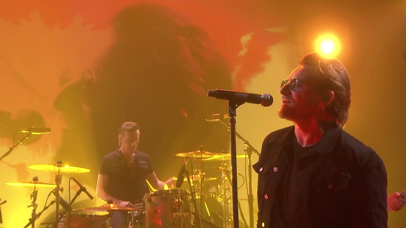 Bono com o U2 em performance no programa <i>The Tonight Show</i>, de Jimmy Fallon - Reprodução/Vídeo