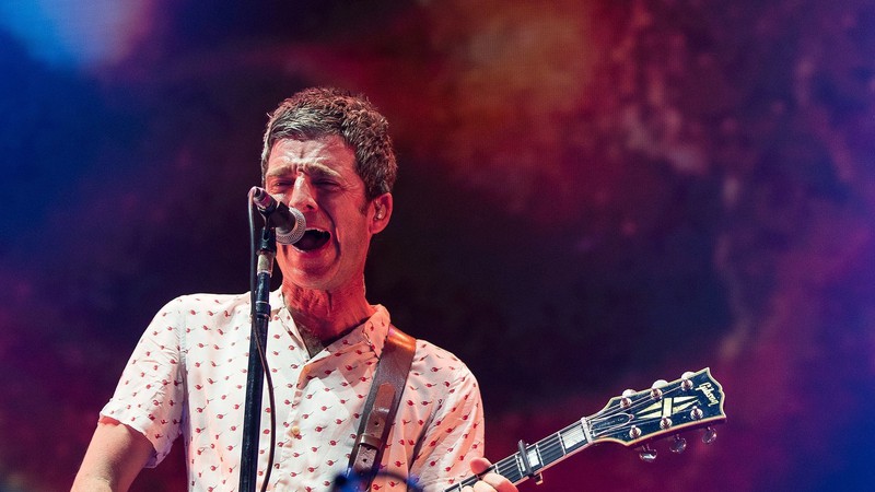 Noel Gallagher durante apresentação emocionante na reabertura da Manchester Arena, após o ataque terrorista que vitimou 22 pessoas - Rex Features/AP