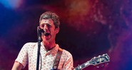 Noel Gallagher durante apresentação emocionante na reabertura da Manchester Arena, após o ataque terrorista que vitimou 22 pessoas - Rex Features/AP