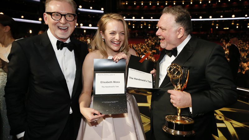 Warren Littlefield, Elizabeth Moss e Bruce Miller, vencedores de prêmios no Emmy de 2017 pelo trabalho na série <i>The Handmaid's Tale</i> - Danny Moloshok/Invision for the Television Academy/AP Images