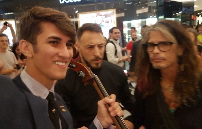 Steven Tyler autografa o violoncelo no Shopping Leblon - Divulgação