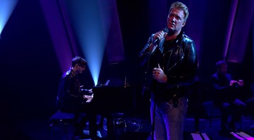 Josh Homme e Dean Fertita, do Queens of the Stone Age, em programa de TV - Reprodução/Vídeo