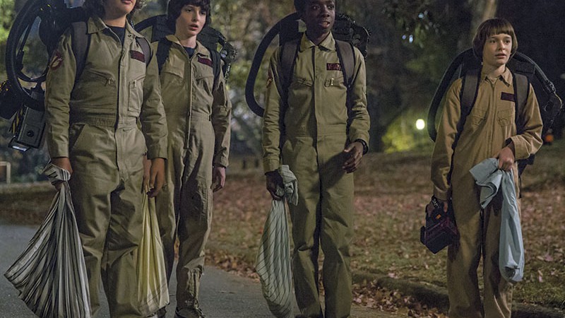 <b>Quem Vai Chamar? </b><br>
Dustin, Mike, Lucas e Will vão encarar o Halloween de 1984 caracterizados como personagens de um de seus filmes preferidos, <i>Os Caça-Fantasmas</i>
 - Jackson Lee Davis/Divulgação