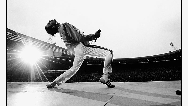 <b>Pura Mágica</b><br>
Freddie Mercury no Estádio de Wembley, Inglaterra, em 1986, durante a <i>Magic Tour</i>. Esse é um dos registros mais conhecidos feitos por Neal Preston
 - Neal Preston