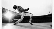 <b>Pura Mágica</b><br>
Freddie Mercury no Estádio de Wembley, Inglaterra, em 1986, durante a <i>Magic Tour</i>. Esse é um dos registros mais conhecidos feitos por Neal Preston
 - Neal Preston