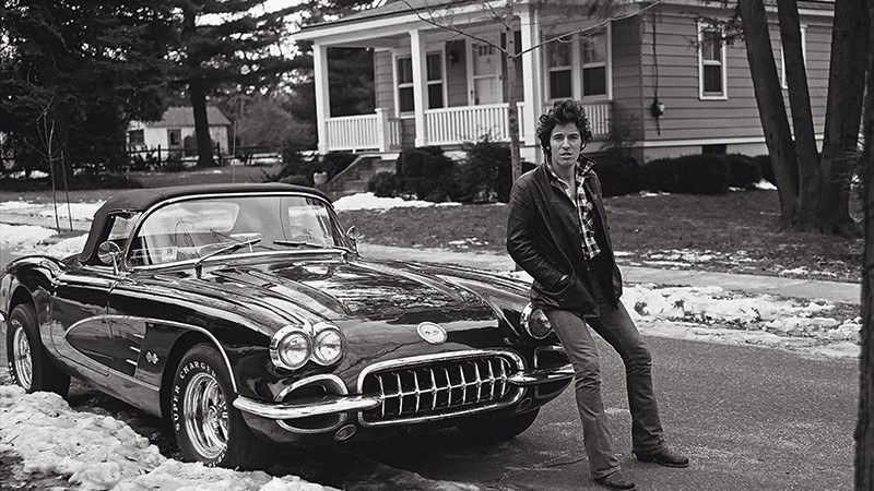 <b>Dia de Inverno</b><br>
Bruce Springsteen na icônica foto ao lado de um Corvette, em fevereiro de 1978, em Haddonfield, Nova Jersey
 - Frank Stefanko 