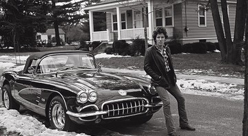 <b>Dia de Inverno</b><br>
Bruce Springsteen na icônica foto ao lado de um Corvette, em fevereiro de 1978, em Haddonfield, Nova Jersey
 - Frank Stefanko 