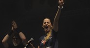 Patrícia no palco com os Titãs - Edu Lawless