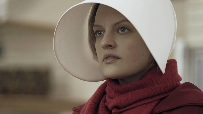 Elisabeth Moss como June em cena de The Handmaid's Tale (Foto: Divulgação)