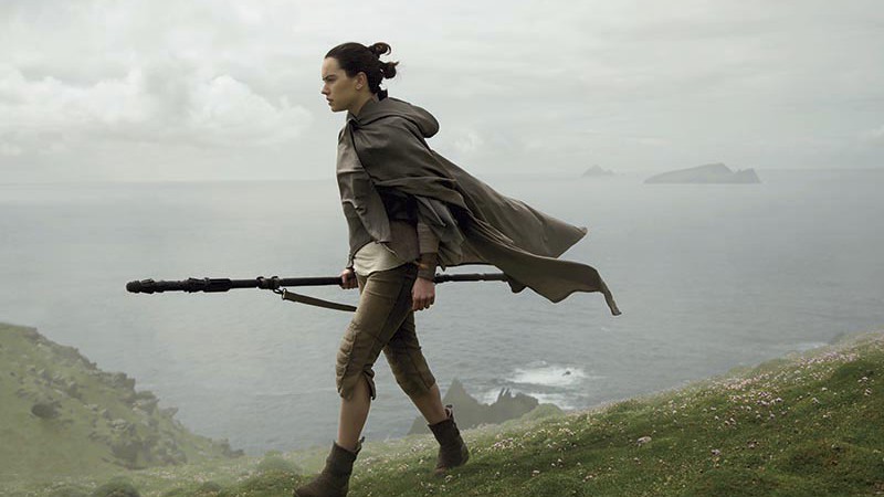 <b>Uma Nova Esperança</b><br>
Daisy Ridley como Rey em <i>Os Últimos Jedi</i>
 - Jonathan Olley/© 2017 Lucasfilm Ltd.