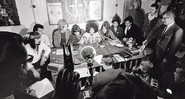 <b>Viagem Longa</b><br>
Junto a empresários e advogados, o Grateful Dead reuniu jornalistas na casa onde vivia para falar sobre a prisão por porte de maconha, em 1967. A história, escrita por Jann S. Wenner, apareceu na primeira edição da revista.
 - AP Photo