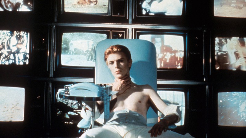 O artista David Bowie no filme <i>O Homem que Caiu na Terra</i>. - Reprodução