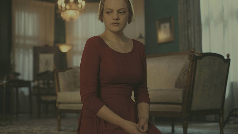 Elisabeth Moss em <i>The Handmaid's Tale</i> - Reprodução