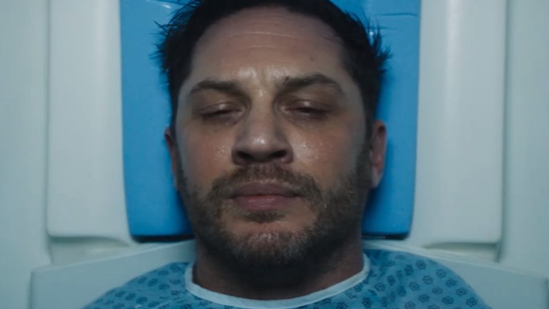 Tom Hardy dando vida ao personagem-título de <i>Venom</i> em cena do trailer - Reprodução/Vídeo