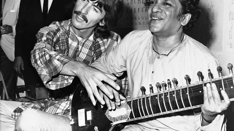 George Harrison, dos Beatles, ao lado do mentor Ravi Shankar, da Índia, em 1967 - AP