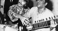 George Harrison, dos Beatles, ao lado do mentor Ravi Shankar, da Índia, em 1967 - AP