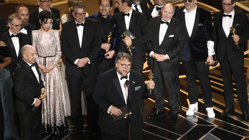 Guillermo Del Toro e elenco do filme <i>A Forma da Água</b> recebendo o prêmio de Melhor Filme no Oscar 2018 - Chris Pizzello/Invision/AP