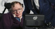 O cientista britânico Stephen Hawking com o ator Eddie Redmayne - Joel Ryan/Invision/AP