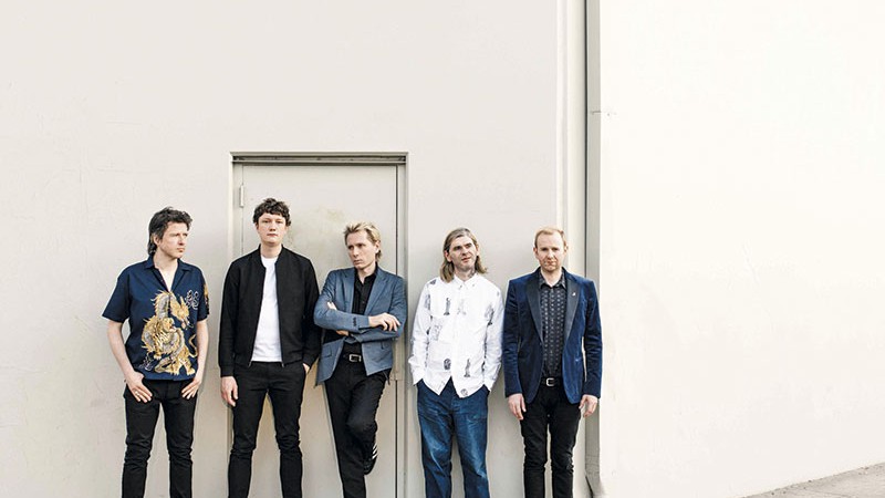 <b>Agora Cinco</b><br>
O Franz Ferdinand hoje: Dino Bardot, Julian Corrie, Alex Kapranos, Paul Thomson e Bob Hardy (<i>da esq. para a dir.</i>)
 - Cara Robbins/ Divulgação