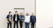 <b>Agora Cinco</b><br>
O Franz Ferdinand hoje: Dino Bardot, Julian Corrie, Alex Kapranos, Paul Thomson e Bob Hardy (<i>da esq. para a dir.</i>)
 - Cara Robbins/ Divulgação