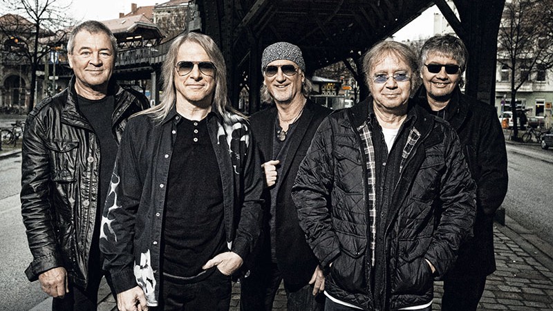 <b>Resistentes</b><br>
A banda hoje: Ian Gillan, Steve Morse, Roger Glover, Ian Paice e Don Airey (<i>da esq. para a dir.</i>)

 - Jim Rakete/ Divulgação