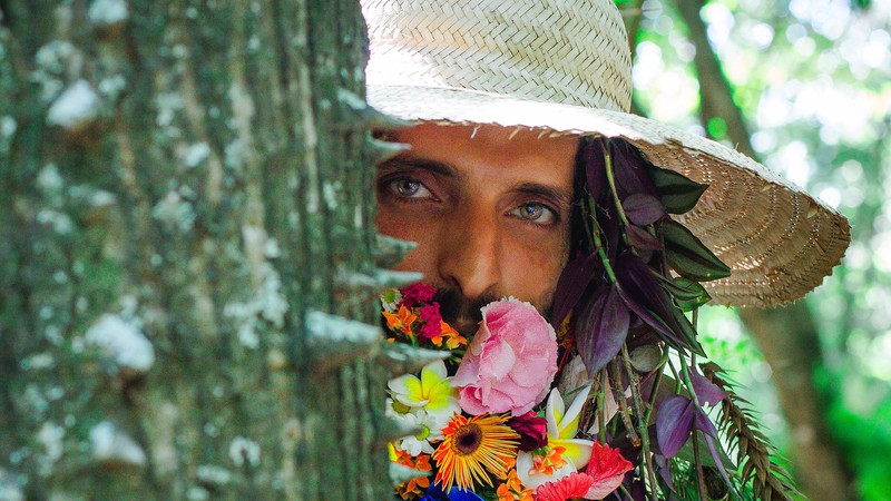 Imagem A constante busca pelo florescer: Teco Martins louva primavera e memórias no clipe de Amoreiras-Ipê