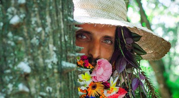 Imagem A constante busca pelo florescer: Teco Martins louva primavera e memórias no clipe de Amoreiras-Ipê