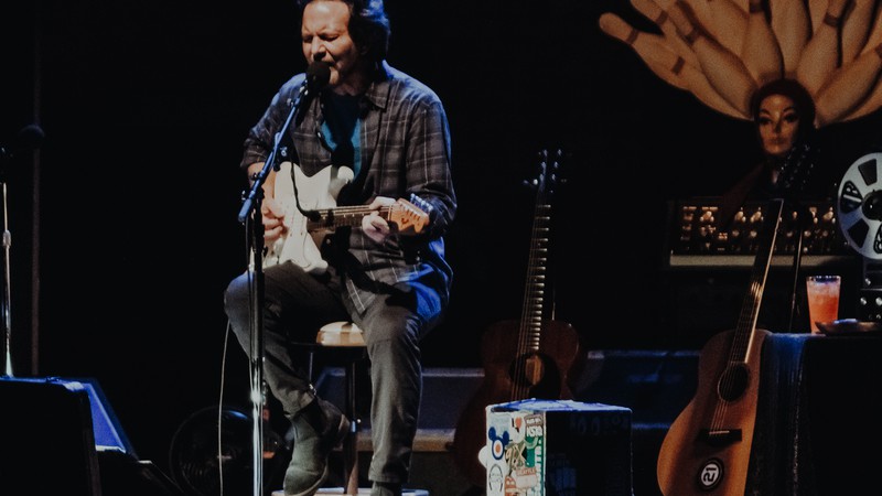 Eddie Vedder, vocalista do Pearl Jam, durante show solo no Citibank Hall, em São Paulo - Breno Galtier/Divulgação