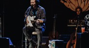 Eddie Vedder, vocalista do Pearl Jam, durante show solo no Citibank Hall, em São Paulo - Breno Galtier/Divulgação