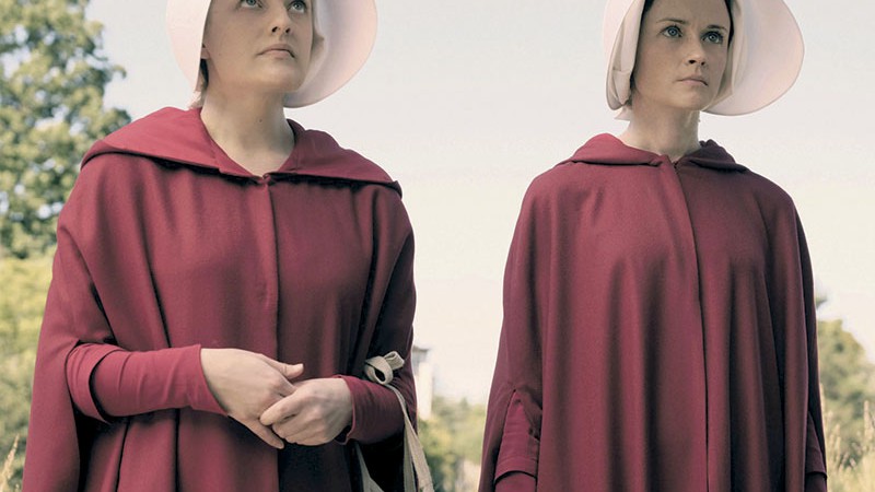 <b>Sofrimento Sem Fim</b><br>
A protagonista Elisabeth Moss, com Alexis Bledel, na primeira temporada de <i>The Handmaid’s Tale</i> - Reprodução