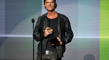 Avicii recebe o prêmio de artista favorito - dance music eletrônica no American Music Awards, em 2013, no Nokia Theatre L.A. Live, em Los Angeles - John Shearer/Invision/AP