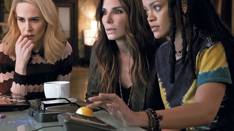 <b>Criminosas Espertas</b><br>
Sarah, Sandra Bullock e Rihanna armando em <i>Oito Mulheres e um Segredo</i>
 - Barry Wetcher/Warner Bros. /Divulgação