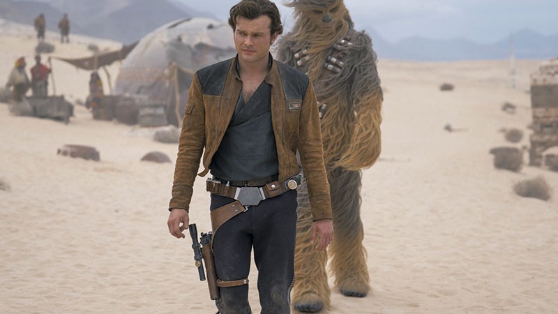 <b>Desde Jovens</b><br>
Chewbacca (Joonas Suotamo) segue Han Solo (Alden Ehrenreich) no filme que conta a história de como os personagens se conheceram
 - Jonathan Olley/Lucas Film/Divulgação