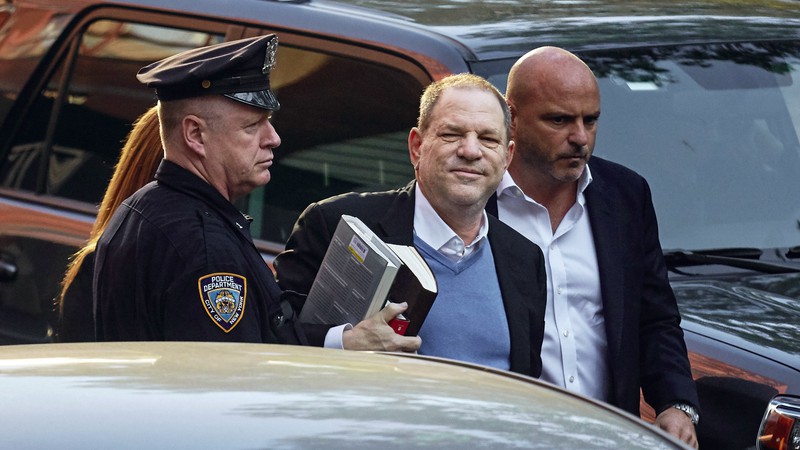 Harvey Weinstein chega à delegacia de polícia em Nova York para se entregar às autoridades após acusações abuso sexual e estupro - Andres Kudacki/AP