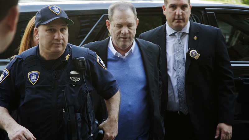 Harvey Weinstein chega à delegacia de polícia em Nova York para se entregar às autoridades após acusações abuso sexual e estupro - Mark Lennihan/AP