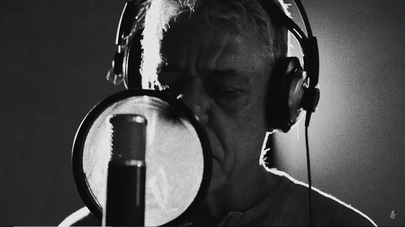 Chico Buarque em cena do vídeo de “Manifestação”, música que celebra os 70 anos da Declaração Universal dos Direitos Humanos - Reprodução/Vídeo