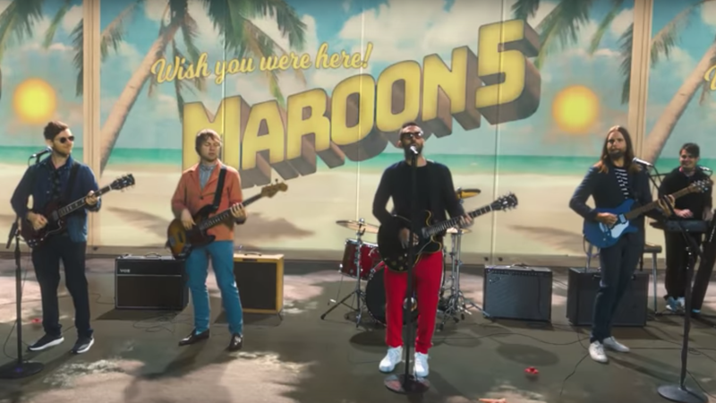 Maroon 5 no clipe de "Three Little Birds" - Reprodução