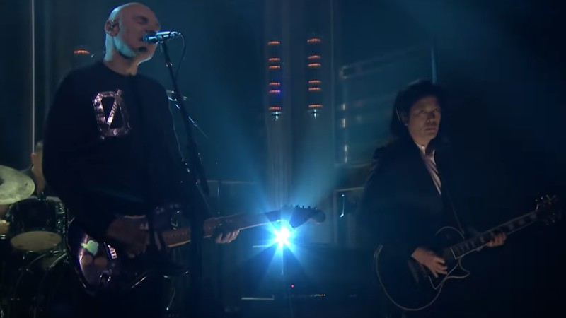 Smashing Pumpkins, com três quartos dos integrantes originais da banda (Billy Corgan, James Iha e Jimmy Chamberlain), durante performance no programa de TV norte-americano <i>The Tonight Show With Jimmy Fallon</i> - Reprodução/Vídeo